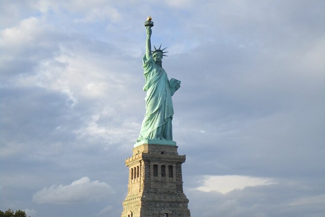 2.5-hour Guided Sailboat Tour - One World Trade Center and the Manhattan skyline