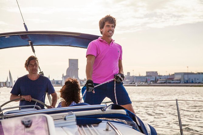 2,5h Lisbon Sunset Sail with Drinks and Snacks - São Jorge Castle and the old hills