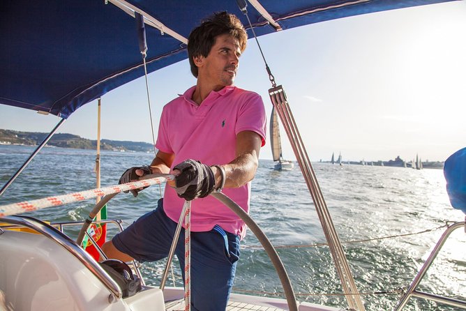 2,5h Lisbon Sunset Sail with Drinks and Snacks - Crossing toward Almada and Cristo Rei