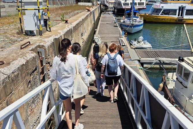 2 Hour Sailboat Sunset Tour by RiverMountain Lisbon - What the guide adds to the ride