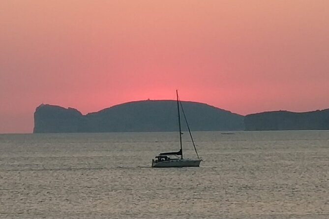 2-hour sunset tour by sailboat with aperitif. - Sunset sailing beside Alghero’s old walls