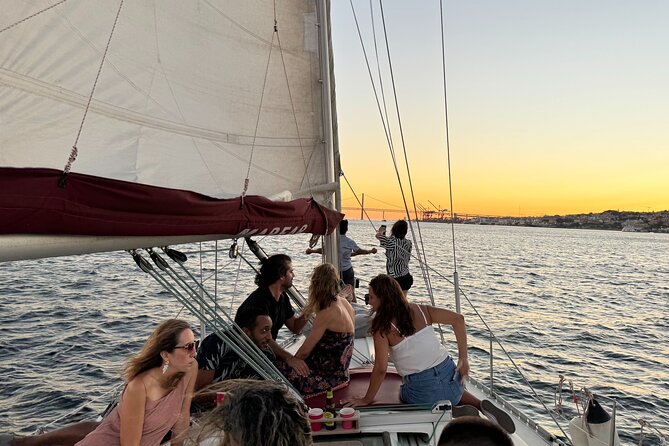 2 Hours Private Sailing Tour with Wine and Snacks - The discovery monument from the river