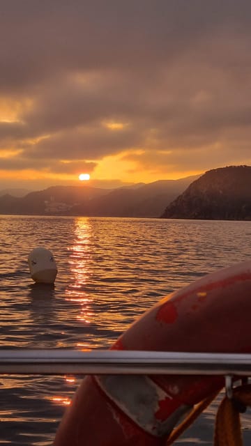 2 hours sunset sailing in a sailboat in Platja d'Aro - Helping to operate the sailboat
