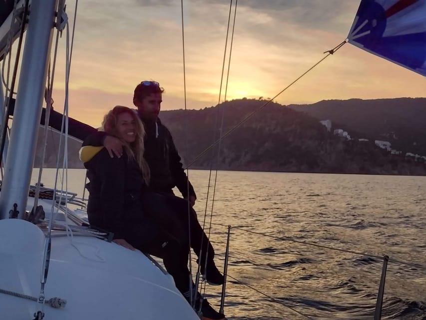 2 hours sunset sailing in a sailboat in Platja d'Aro - Watching the sky change over Platja dAro