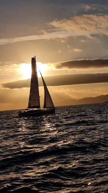 2 hours sunset sailing in a sailboat in Platja d'Aro - The first stretch: quiet water and open sails