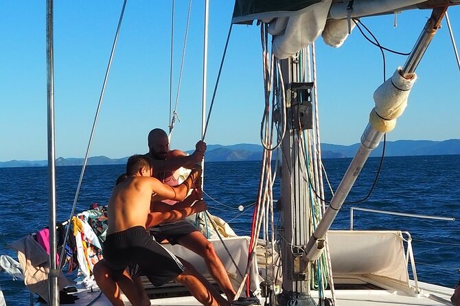 2-Night Whitsundays Sailing Cruise incl. Whitehaven Beach & Great Barrier Reef - Meals, drinks, and the daily routine