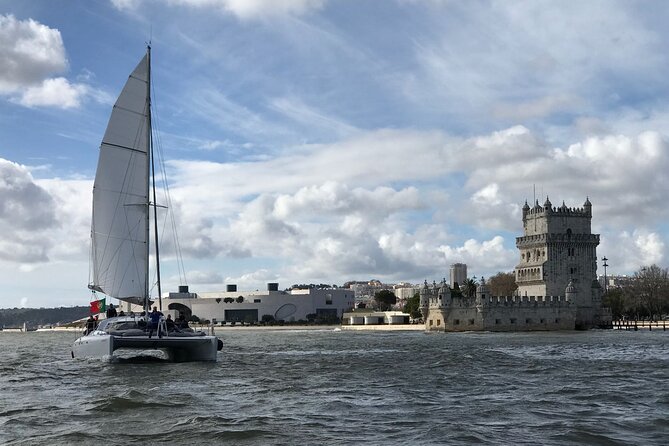 2H Tour on a Private Sailing Catamaran "Scarlett" up to 16 people - Seeing Lisbon from the Tagus instead of the pavement