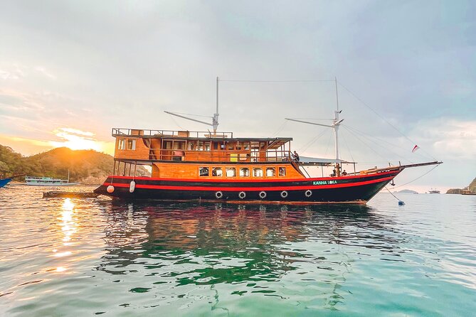 3 Days Deluxe Boat Private Cabin Sailing Trip in Komodo Island - Day one: Kelor, Manjarite, and the bats of Kalong