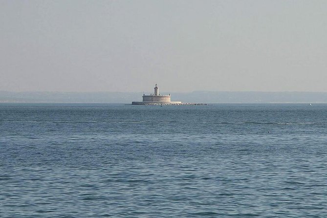 4 Hours Private Sailing Trip to Oeiras Beach - Oeiras Bay gives you room to choose