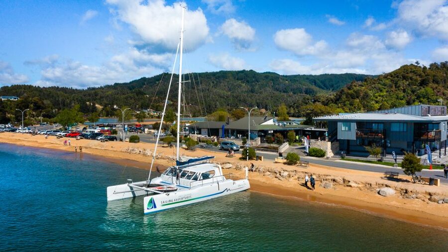 Abel Tasman National Park: Day Sailing Adventure with Lunch - Sailing past islands, beaches, and Split Apple Rock
