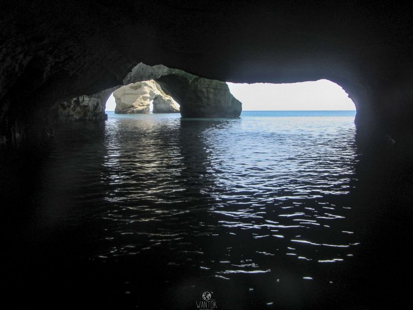 Adamantas: Milos Sightseeing Sailboat Cruise - Two hours around Kleftiko