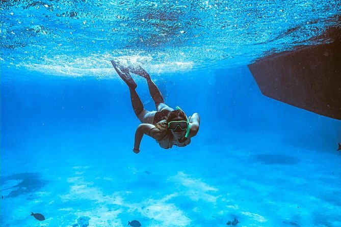 Adults Only Catalina Bay Small Group Snorkel & Sunset Sail - Sailing the Aruba coast in sun or shade