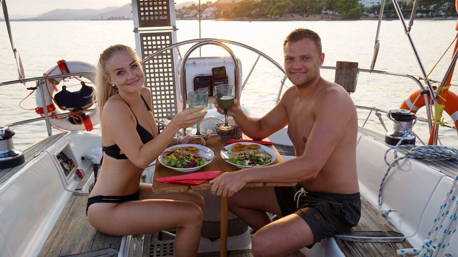 Alcudia: Romantic Sailing Trip with Diner for 2 - Sailing the yacht with Jörn