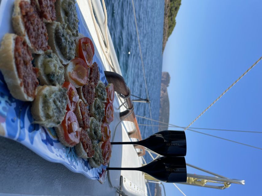 Alghero: Day trip on a sailing boat - Leaving Alghero for Capo Caccia
