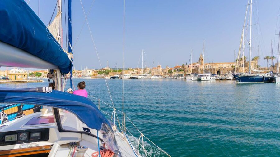 Alghero: Sailboat excursion in Porto Conte bay w/ Lunch - Sailing into Porto Conte National Park