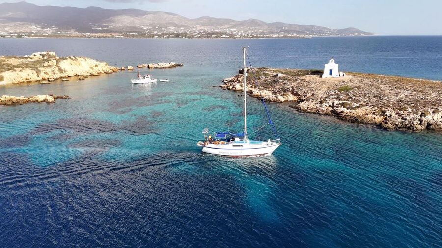 Antiparos: Private Sailing Cruise with Swim Stops and Lunch - Despotiko lunch with a view