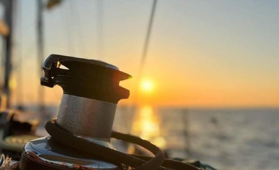 Apulia: sailing boat tour with aperitif - Turning toward Porcinara Cave and Three Doors Cave
