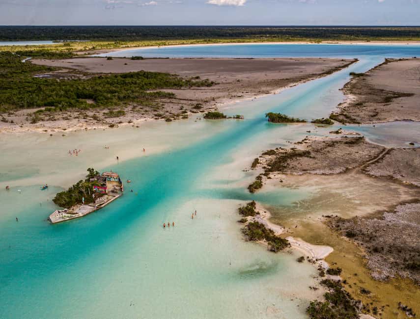 Bacalar: Lagoon Sailing Tour with Snacks and Drinks - Reading the lagoon from the boat