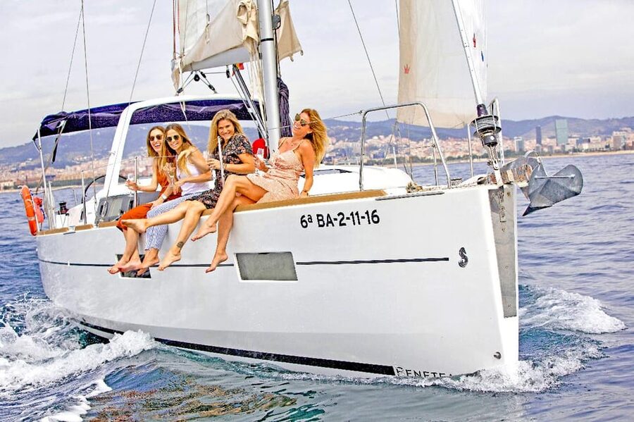 Barcelona 1 hour Scenic Sailboat Tour with Snacks and Drinks - Key points to know before boarding