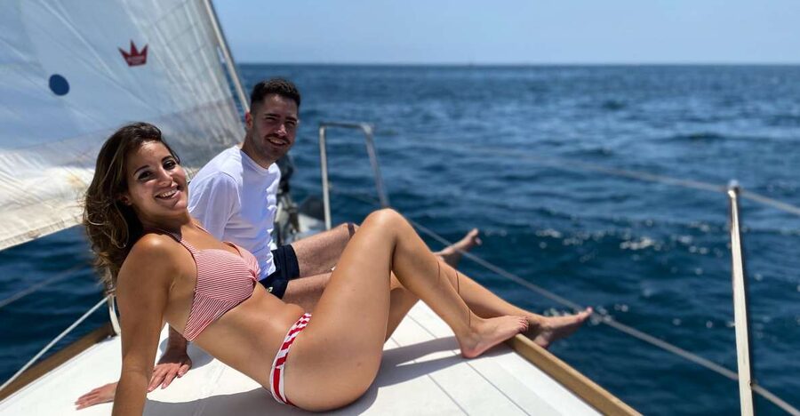 Barcelona 1 hour Scenic Sailboat Tour with Snacks and Drinks - The first five minutes: drinks, safety, and a look around