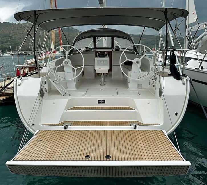 Barcelona: 2-hour sailboat cruise at noon or sunset. - Noon sailing or sunset light
