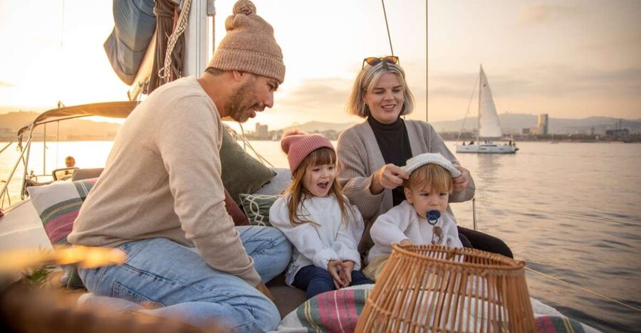 Barcelona : 2 hours Sailing tour with snacks and drinks - Should you book it?