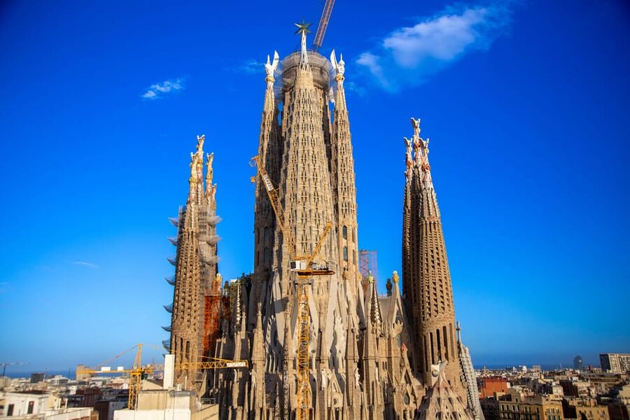 Barcelona Guided Sagrada Familia Tour & Sailing Experience - What Makes the Guide Important