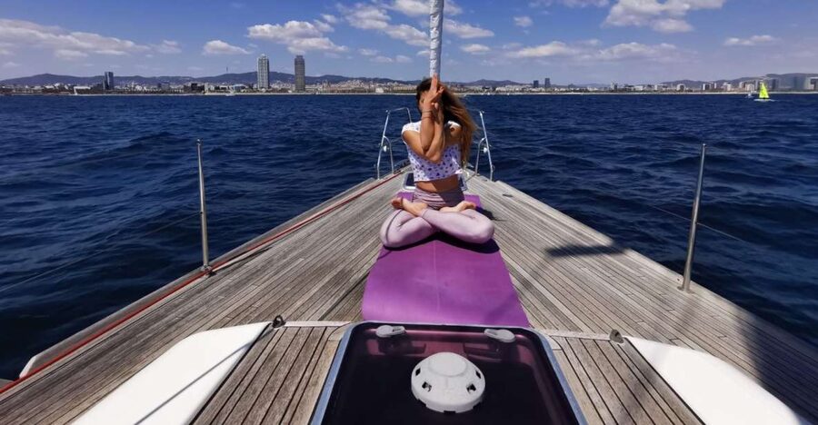 Barcelona: Nautical Namaste Yoga Session and Sailing Trip - Vegan brunch, snacks, and the pleasure of not planning lunch