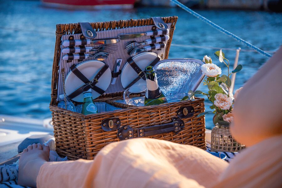 Barcelona: Private Romantic Sailing Tour with Drinks - Columbus Monument and Montjuïc From Offshore