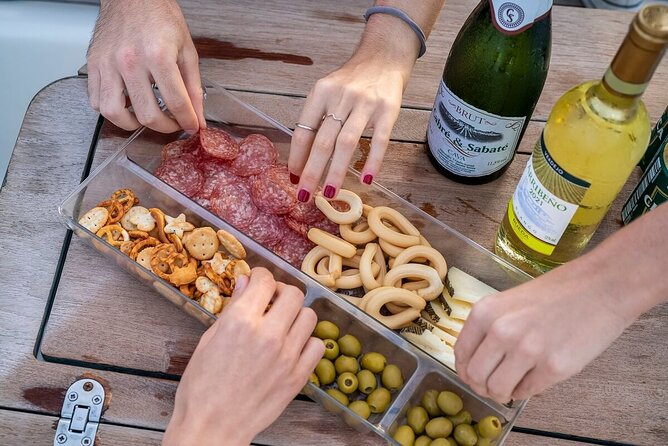 Barcelona: Private Sailing cruise with drinks & snacks - What the $417 group price really means
