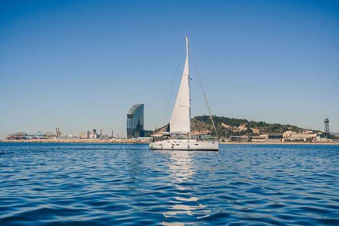 Barcelona: Private Sailing cruise with drinks & snacks - Boarding at Port Olímpic