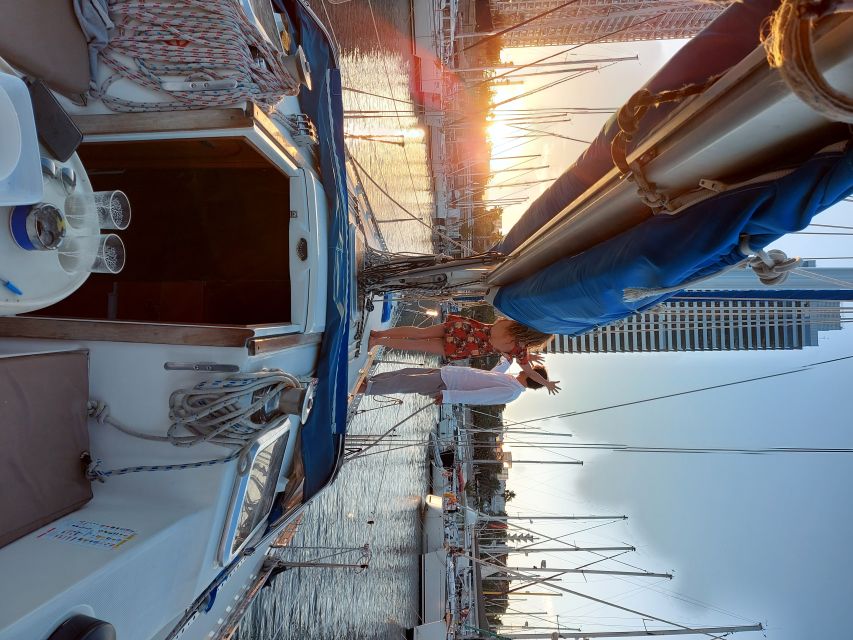 Barcelona Sailing Tour Drinks, snacks Swim & Stunning Views - How the private and shared options differ