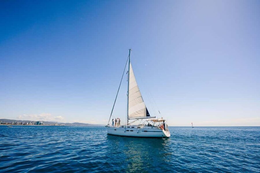 Barcelona: Sailing tour with open bar and aperitive - The second 45 minutes: drinks, snacks, and the return sail