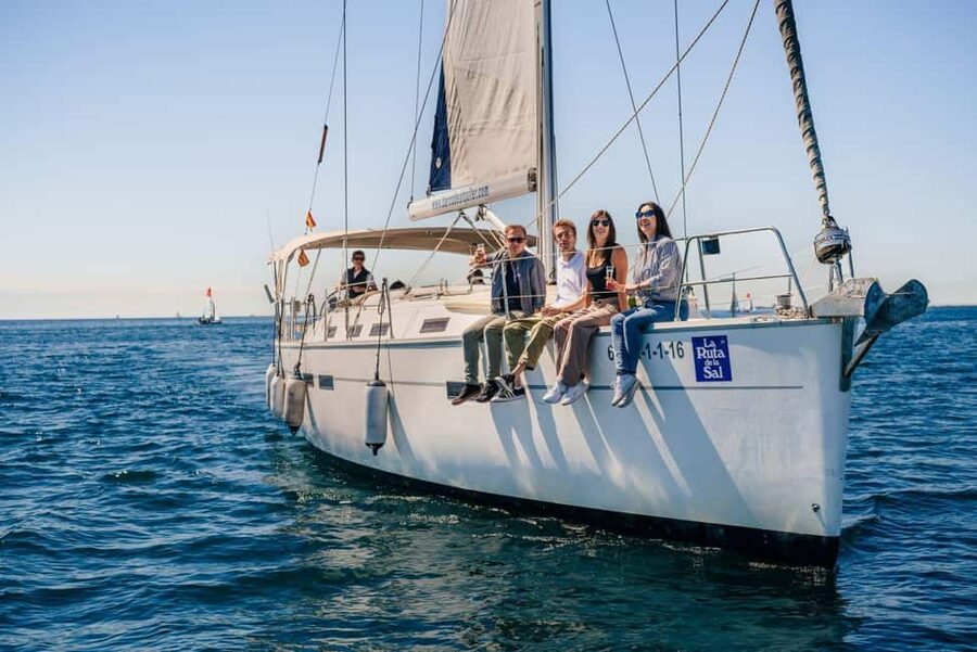 Barcelona: Sailing tour with open bar and aperitive - Drinks and snacks that make the short trip work