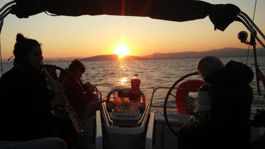 Barcelona: Sunset Live Sax and Sailing Experience with Tapas - Live saxophone and a slower evening