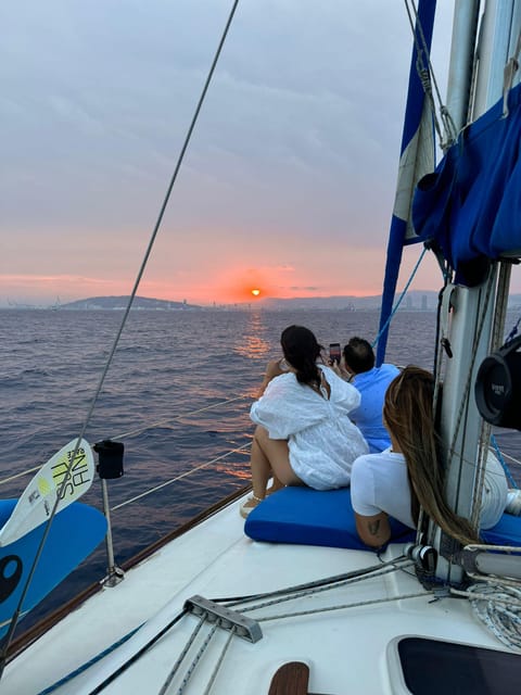 Barcelona: Sunset Sailboat Cruise with Drinks and Snacks - What the one-hour route feels like