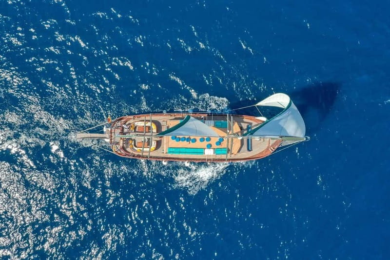 Barcelona: Sunset Sailing Cruise with Live Music - Space, Seating, and the Best Place to Sit