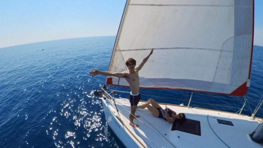 Barcelona: Sunset Sailing Experience with Snacks and Cava - How the guides shape the experience
