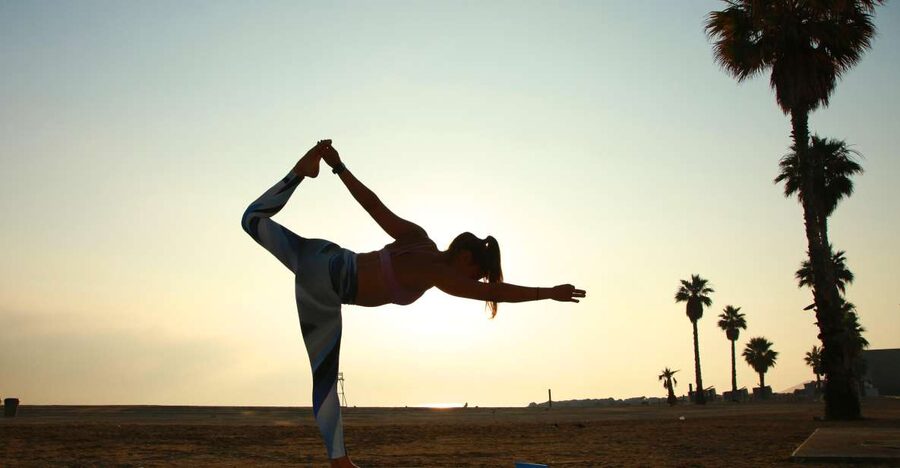 Barcelona: Yoga, Healthy Light Brunch and Sailing Experience - A calm start before the boat leaves