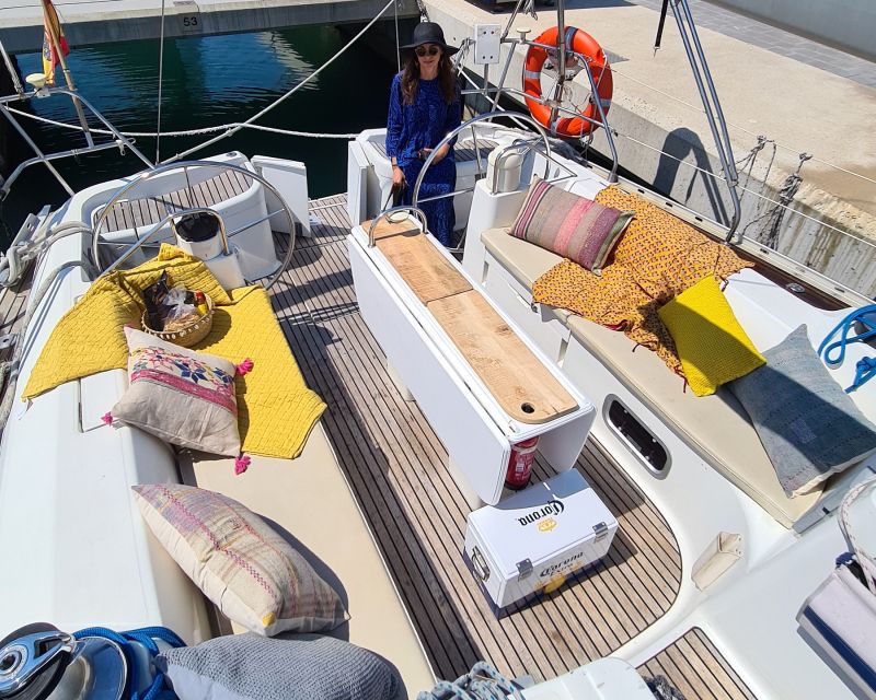 Barefoot: Private sailing cruise in Barcelona - Drinks on board, with a few firm rules