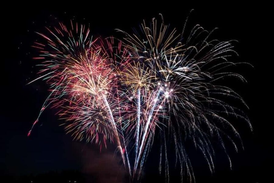Board from Waikiki Beach: Friday Night Fireworks sail - Choosing a drink before the fireworks
