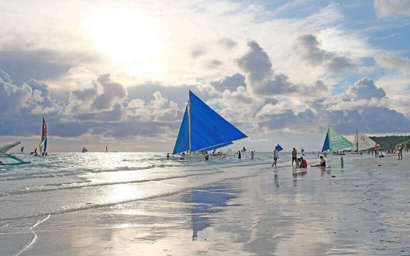 Boracay: Sunset Paraw Sailing Trip - Returning to White Beach