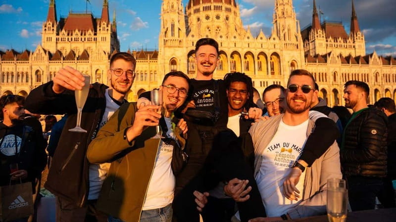 Budapest: Sip and Sail River Cruise with Unlimited Prosecco - The guide question: sightseeing or party first?