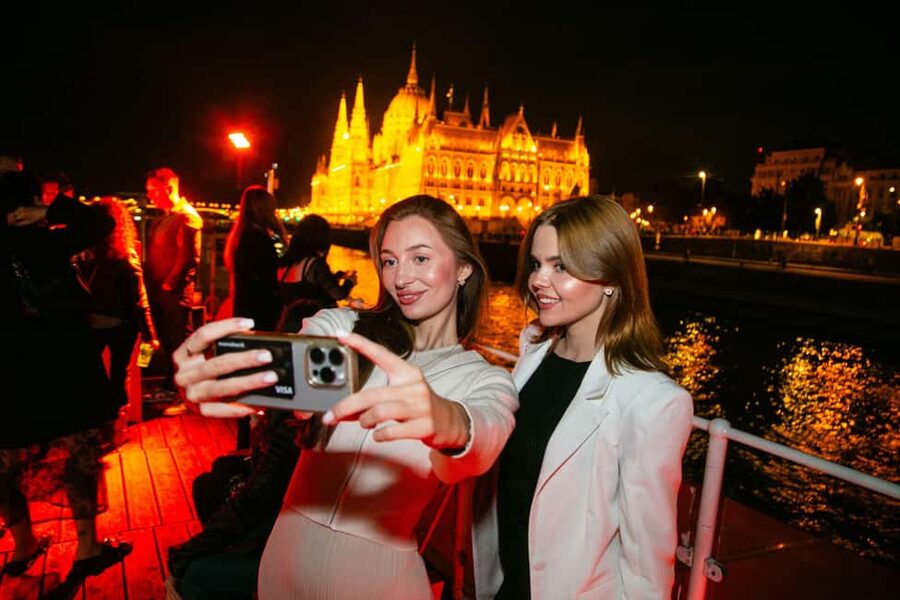 Budapest: Sip & Sail Danube Cruise with Prosecco Cocktails - A welcome drink and a busy bar