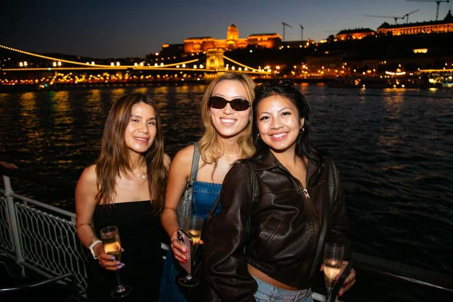 Budapest: Sip & Sail Danube Cruise with Prosecco Cocktails - Buda Castle, Gellért Hill, and the southern sights