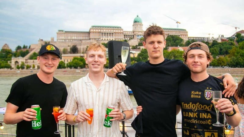 Budapest: Sip & Sail Danube Cruise with Unlimited Beer - The return toward the city center