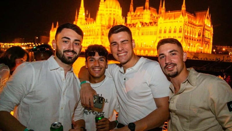Budapest: Sip & Sail Danube Cruise with Unlimited Beer - Seating, music, and the audio guide