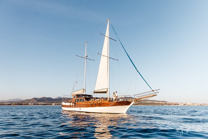Cabo San Lucas Luxury Sailing Yacht and Dinner with a Chef - Drinks, appetizers, and dinner on the water