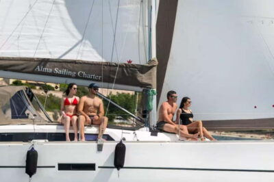 Sailing Tour with 4 Stops, Snorkeling and Prosecco
