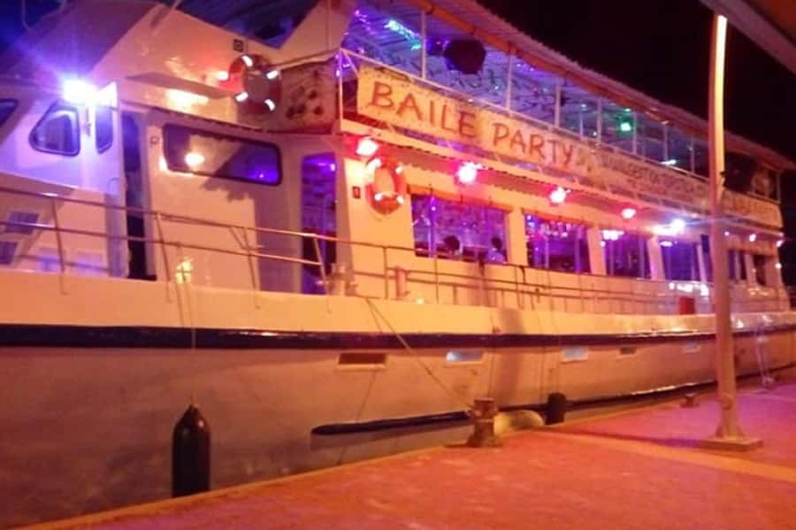 Cartagena: Buffet & party night,cocktails sailing in the bay - Cartagena Bay by night, with the city as your backdrop